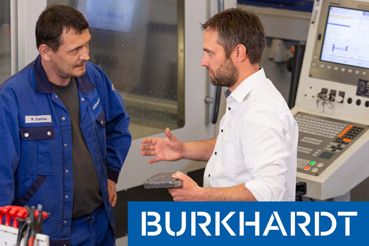 Sebastian Müller (rechts) und ein Mitarbeiter über ein Lohnfertigungs-Projekt bei Burkhardt.